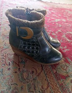 Stylish Wedge Boots with Fur Trim
