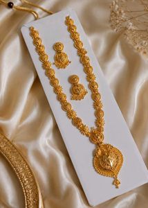 Elegant Gold Necklace and Earring Set