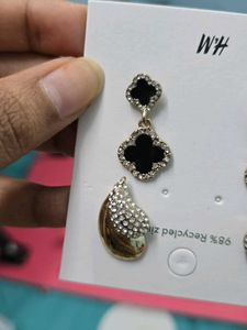 Sale_ Elegant Gold &amp; Black Clover Earrings