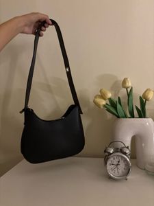 black shoulder bag