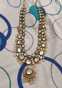Exquisite Kundan Necklace Set with Earrings