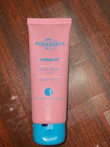 Aqualogica Radiance Smoothie Face Wash