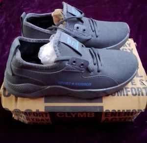 NEW NO USED CLYMB SPORTS SHOES FOR MAN. COLOUR-GRA