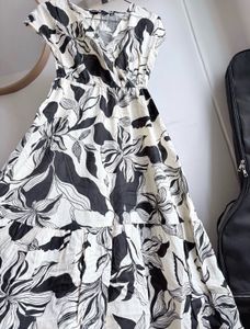 🚨sale🚨Monochrome Floral Maxi Dress