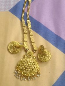 Beautiful Gold Tone Necklace Set