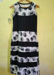 Sleeveless Black & White Print kurti