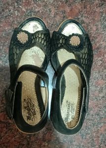 Stylish Black Sandals with Flower Detail