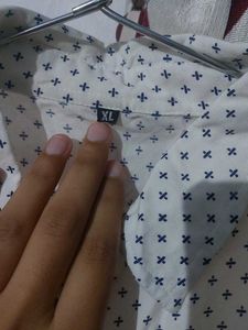 Women White &amp; Navy Blue Regular Fit Knitted Polka