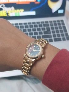 HK Quartz Golden Wrist Watch