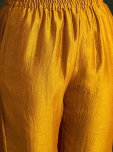 The model ( height 5’8 ) is wearing a size S