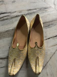 Elegant Gold Brocade Juttis