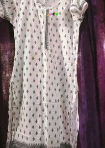 Elegant White Kurta with Geometric Print