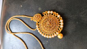 Elegant Gold-Toned Necklace with Pearls