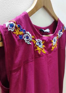 Elegant Sleeveless Kurta with Floral Embroidery