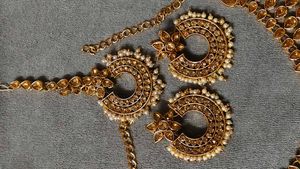 Stunning Gold Tone Necklace with Pearls