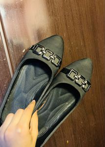 Stylish Black Flats with Chain Detail