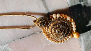 Elegant Gold-Toned Necklace with Pearls