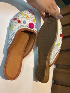 Embroidered Juttis / Mojaris