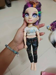 Rainbow High Doll one hand missing