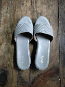 🌸Five by Inc. Grey Quilted Slides