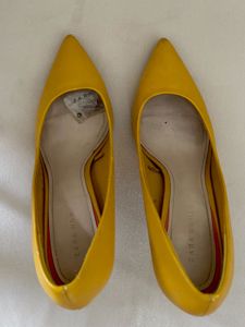 chic solid mustard Zara Heels