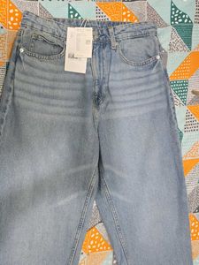 H&M Mom Jeans Light Wash Denim with T