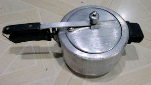 4 1/2 Leter  Pressure Cooker