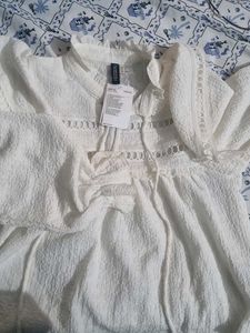 H&amp;M Chic White Textured Top with Tie Detail