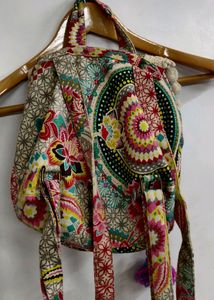 🎸SMALL FLORAL  BACKPACK WITH POM DETAILING 🎻🎸