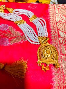 Elegant Pearl Necklace with Gold Pendant