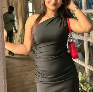 Chic Black One-Shoulder Dress