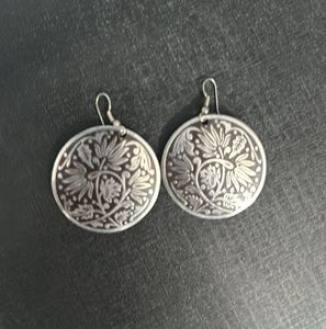 2 Pairs Of Earings