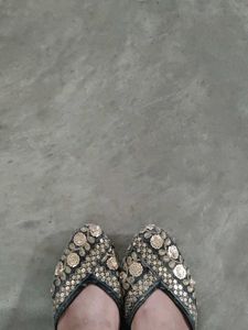 Embellished Juttis/Mojaris