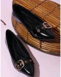 Chic glossy Black Pointed Toe Flats with gold  Buc