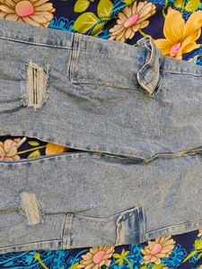 Stylish Light Wash Ripped Cargo Jeans