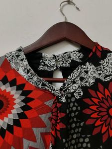 Unique Sleeveless Printed Blouse