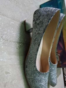 Sparkling Grey Pointed-Toe heel