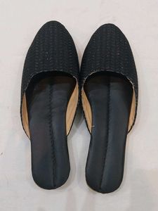 Stylish Black Juttis for Women