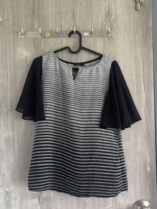 Chic Black &amp; White Patterned Top