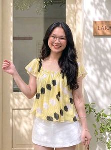 New with tag Yellow Cute Flowy Top