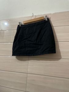 H&amp;M Chic Black Mini Skirt with Zippers