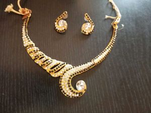Elegant Gold Necklace and Earring Set