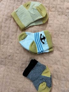 Babyhug Cute Cartoon Print mittens and socks (3-6