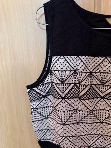 Stylish Black &amp; White Geometric Crop Top