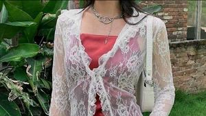 ⋆.ೃ࿔🌸*:･Vintage lace sheer shrug⭐