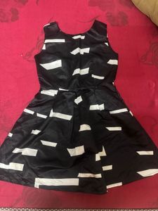 Chic Black &amp; White Geometric Print Dress