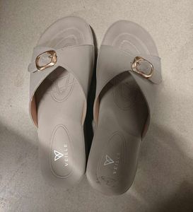 VEILLE Women's Grey Buckle Sandals