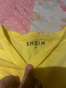 SHEIN 🌻🌼🌼🌼Yellow Graphic T-Shirt