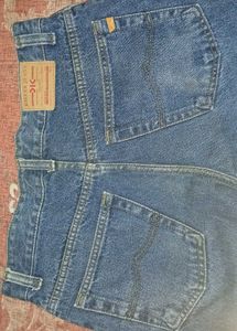 Men's  Blue Denim straight fit Jeans.