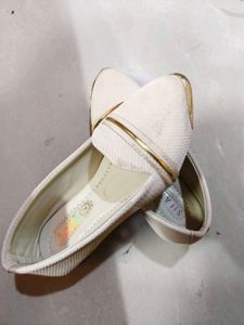 Elegant Cream Flat Shoes